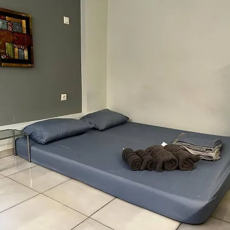 Central Renovated Studio Apartment *